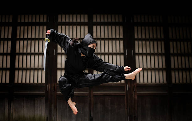 mulher asiática mostrando sua ninja move - ninja imagens e fotografias de stock