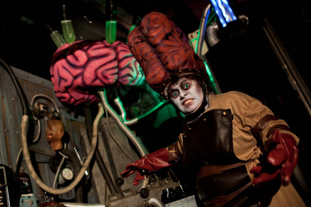 mal savant fou, avec de grands cerveau costume d'halloween hanuted house - scientist bizarre halloween mad scientist photos et images de collection