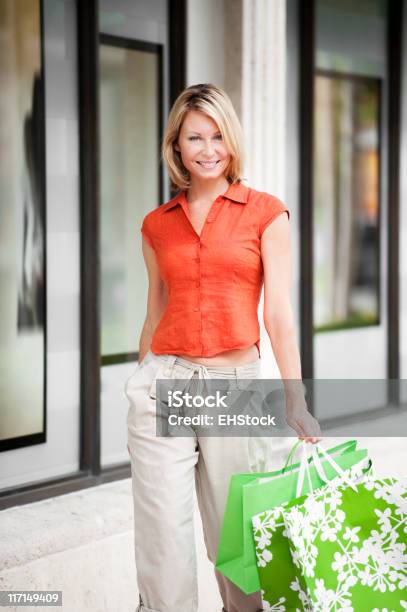 Biondo Donna Shopping Con Borse - Fotografie stock e altre immagini di Donne - Donne, Lino - Materiale tessile, Negozio di abbigliamento