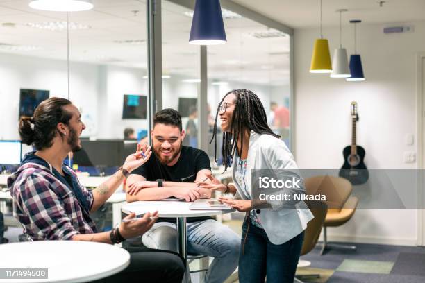 Junge Geschäftsleute Diskutieren Im Kreativbüro Stockfoto und mehr Bilder von Junger Erwachsener - Junger Erwachsener, Kleinunternehmen, Unternehmer