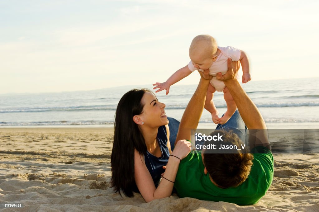 Familia en la playa - Foto de stock de Adulto libre de derechos