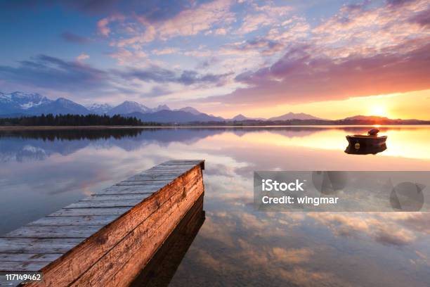 Tranquila Pôr Do Sol No Lago Hopfensee Baviera Com Pontão Barco Alemanha - Fotografias de stock e mais imagens de Allgau