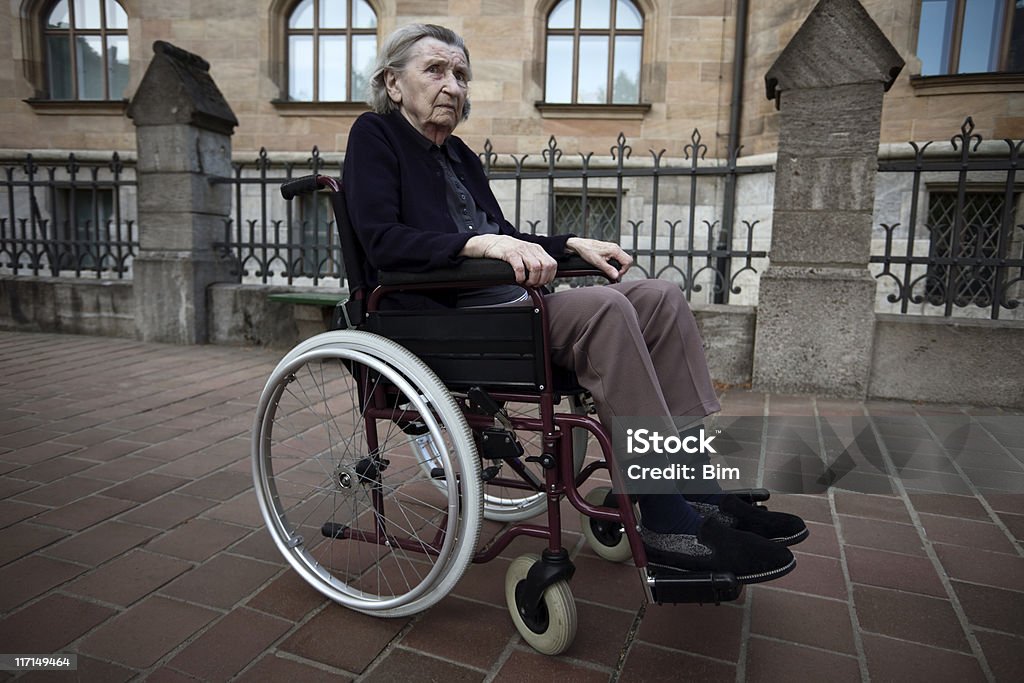 Ältere Frau im Rollstuhl vor einer alten Gebäude - Lizenzfrei Multiple Sklerose Stock-Foto