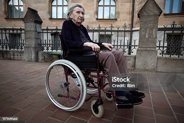 Ältere Frau Im Rollstuhl Vor Einer Alten Gebäude Stockfoto und mehr Bilder von Multiple Sklerose - Multiple Sklerose, Krankheit, Eine Person
