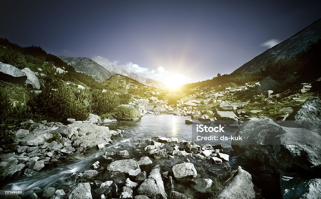 Lago nei monti - Foto stock royalty-free di Alpi