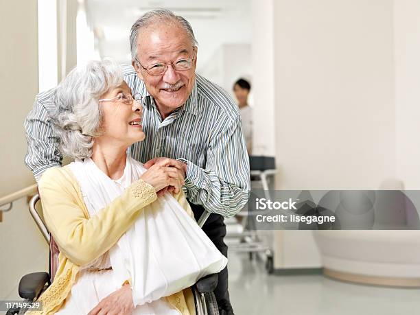 Пациентов В Больнице — стоковые фотографии и другие картинки Пожилой возраст - Пожилой возраст, Сломанная рука, Японского происхождения