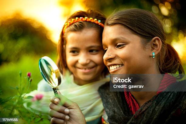 インドの女性の幸せな自然の探索に拡大鏡 - 春のストックフォトや画像を多数ご用意 - 春, 科学, 健康体