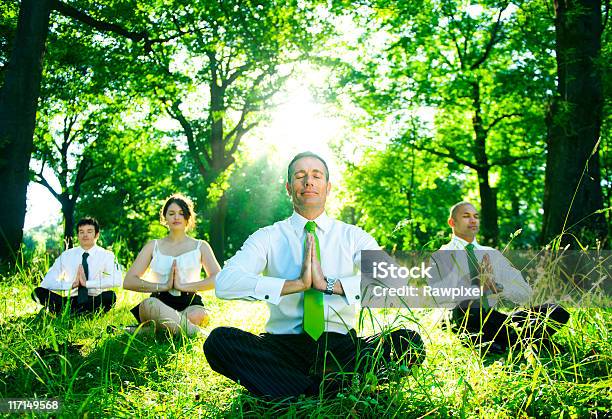 Green Business Stockfoto und mehr Bilder von Anzug - Anzug, Yoga, Wald