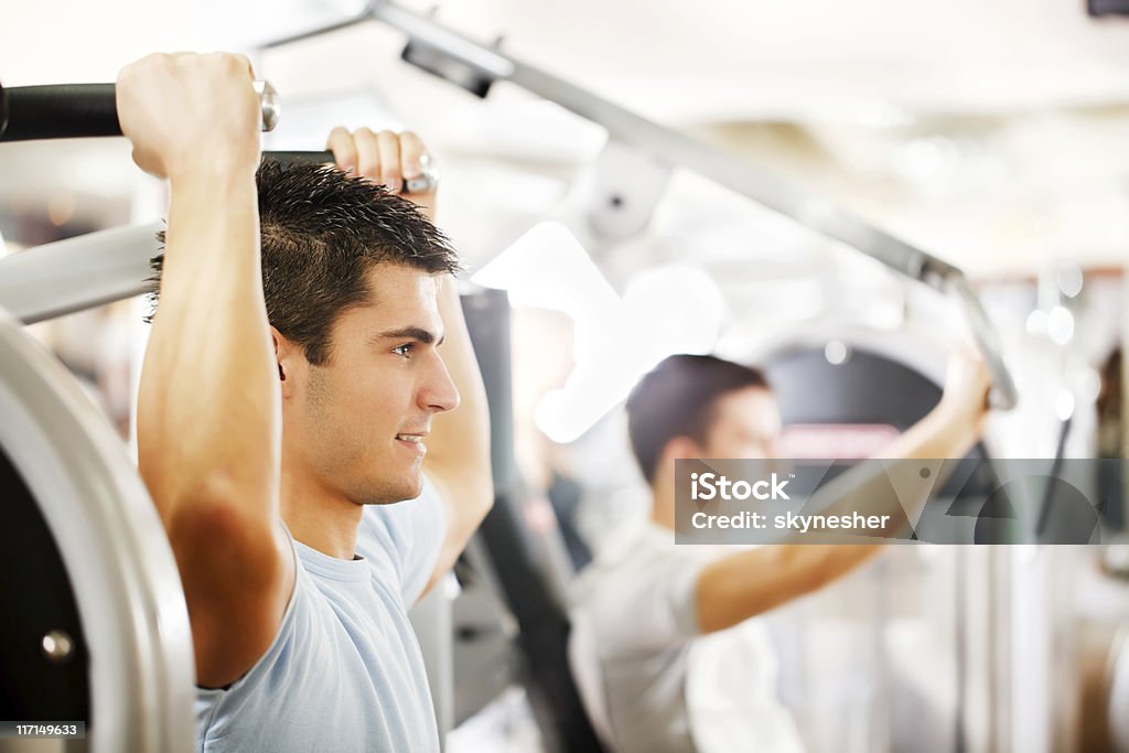 Sportlichen Mann trainieren Sie im modernen Fitnessraum. - Lizenzfrei Fitnesseinrichtung Stock-Foto