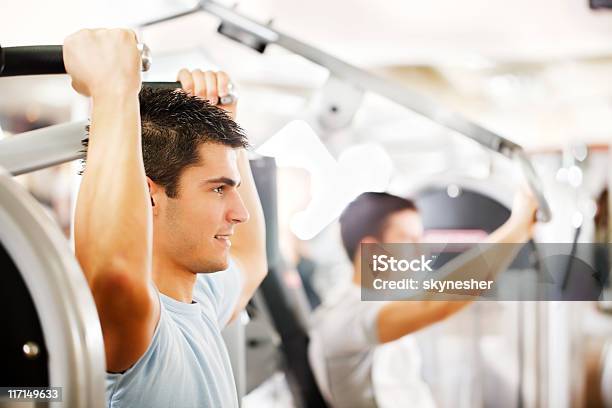 Sportlichen Mann Trainieren Sie Im Modernen Fitnessraum Stockfoto und mehr Bilder von Fitnesseinrichtung