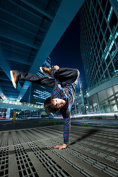 都会のアジアに励むブレイクダンサー - breakdancing ストックフォトと画像