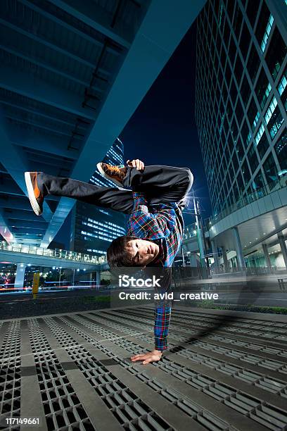Urban Breakdancer Asiática - Fotografias de stock e mais imagens de Dançar - Dançar, Cidade, Dança Break
