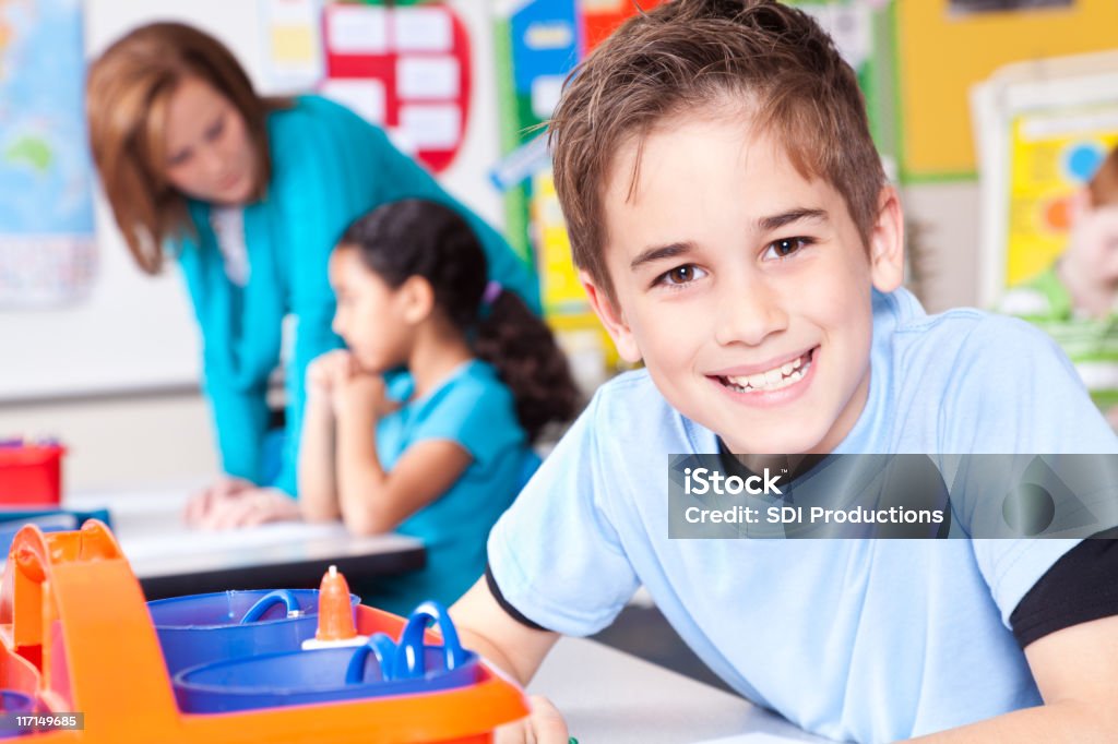 Happy Young Boy en clase en la escuela - Foto de stock de Adolescencia libre de derechos