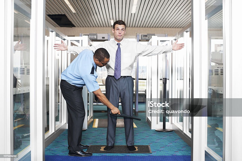 Flughafen-Sicherheitskontrolle mit junger Geschäftsmann - Lizenzfrei Flughafen Stock-Foto