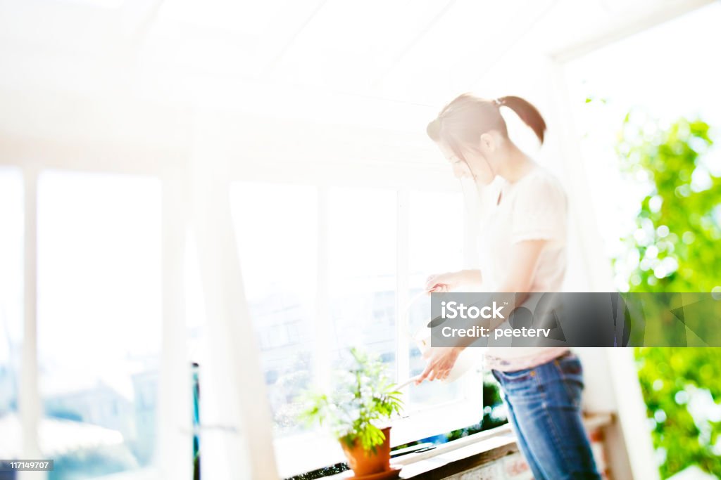 Beaufsichtigung von Pflanzen - Lizenzfrei Frauen Stock-Foto