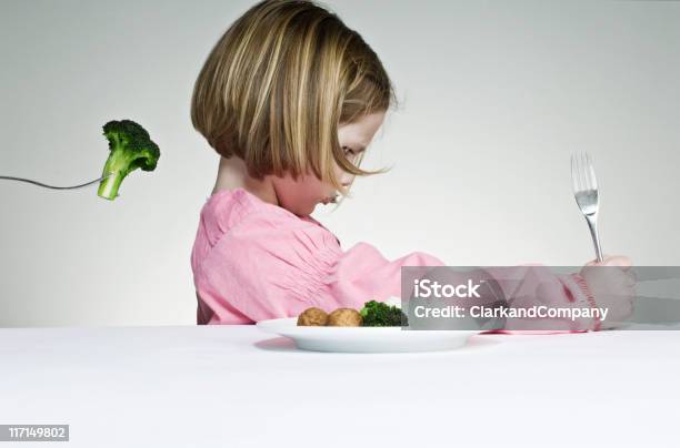 Versuche Ein Junges Mädchen Essen Ihr Greens Stockfoto und mehr Bilder von Kind - Kind, Verweigern, Essen - Mund benutzen