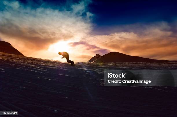 Foto de Jovem Homem No Pôr Do Sol Em Pó De Neve e mais fotos de stock de Pôr-do-sol - Pôr-do-sol, Prancha de snowboard, Esporte