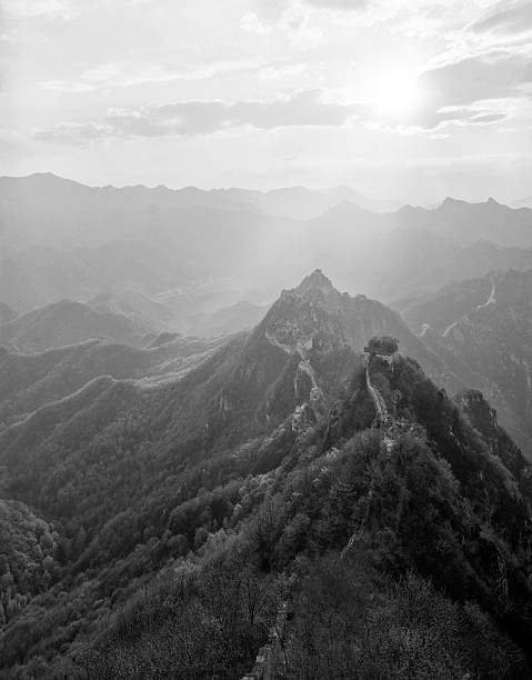 a grande muralha da china em preto e branco. jiankou. - simatai imagens e fotografias de stock