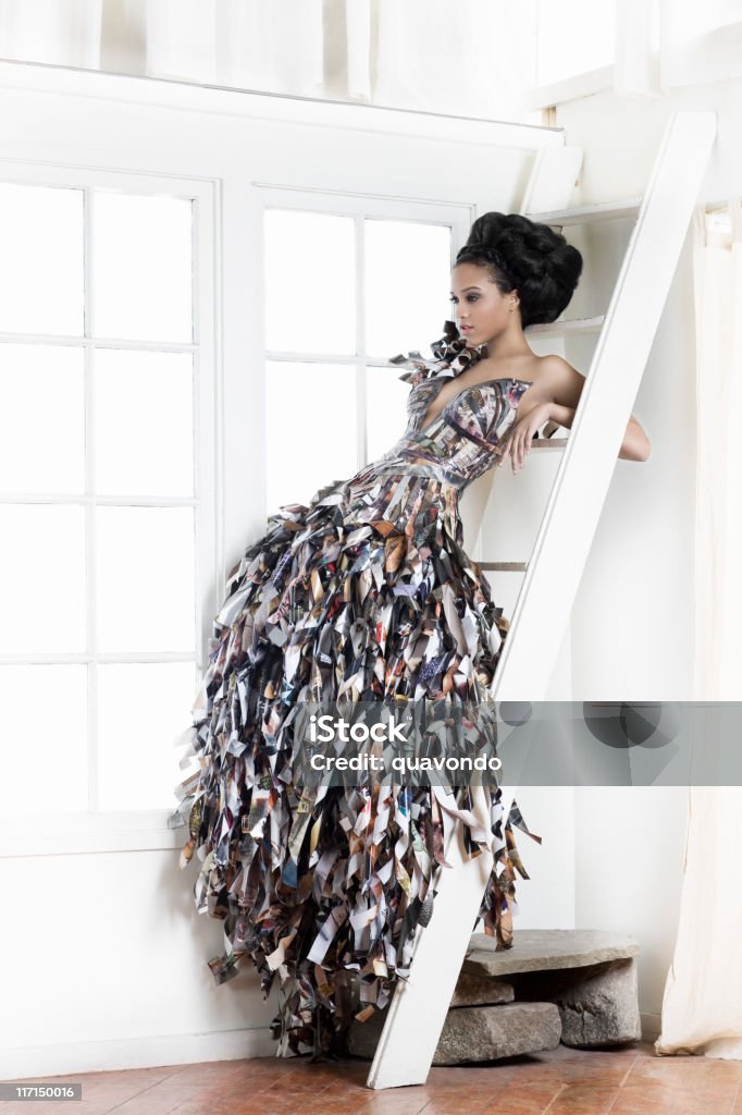 African-American Junge Frau Mode Model in Papier-Kleid - Lizenzfrei Haute Couture Stock-Foto