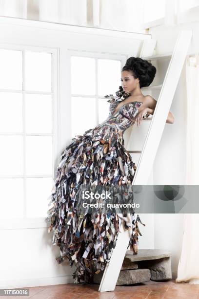 Africanamerican Junge Frau Mode Model In Papierkleid Stockfoto und mehr Bilder von Haute Couture