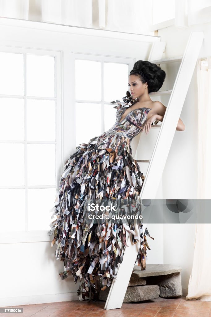 Afro-américaine jeune femme mannequin en robe de papier - Photo de Haute Couture libre de droits