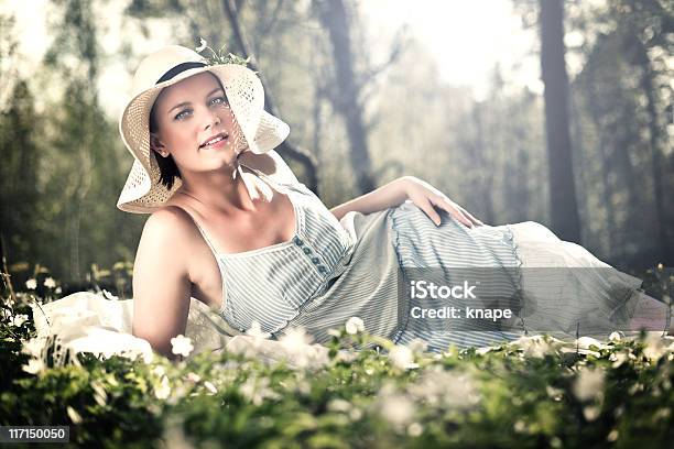 Mulher Relaxante Na Natureza - Fotografias de stock e mais imagens de 25-29 Anos - 25-29 Anos, Adulto, Alegria