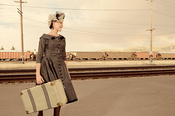 빈티지 여자 여행가방을 끌며 기다리는 열차 - suitcase retro revival women old fashioned 뉴스 사진 이미지