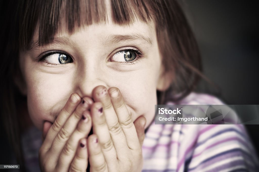 Süßes kleines Mädchen lachen und vor dem Mund - Lizenzfrei Hand vor dem Mund Stock-Foto