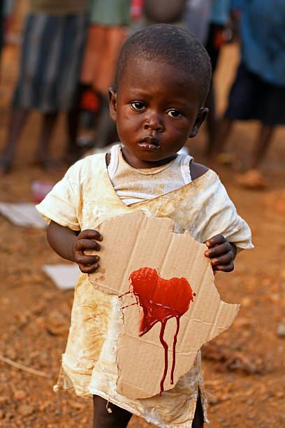 アフリカの幼児にカットアウトオブアフリカ - baby holding babies only sign ストックフォトと画像