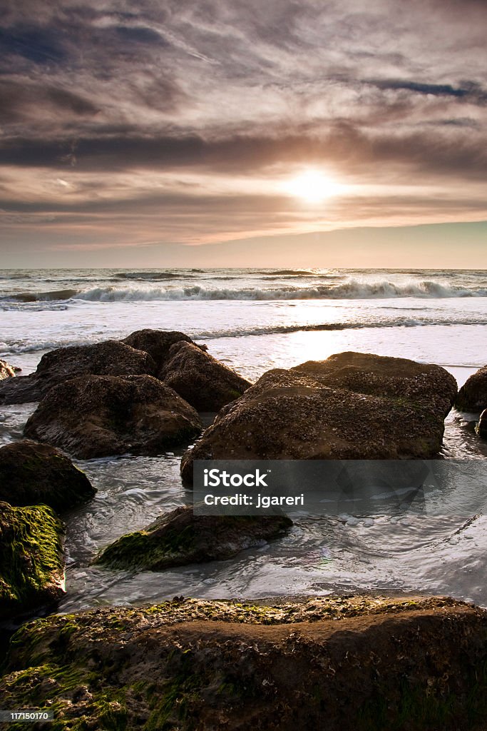 Rocky spiaggia al tramonto - Foto stock royalty-free di Ambientazione esterna