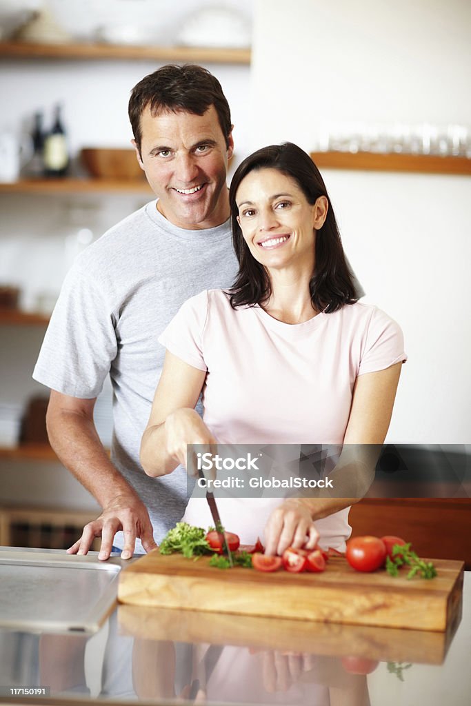 ortrait de sorridente Casal de preparar alimentos em - Royalty-free 40-49 Anos Foto de stock