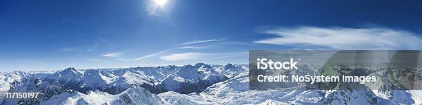 Foto de Panorama De Stanton Am Arlberg Área De Esqui De Vallugaxxxl e mais fotos de stock de Esqui - Esqui e snowboard