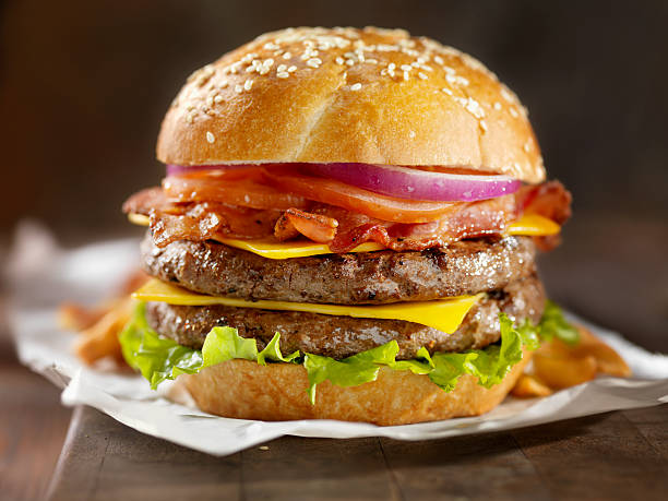 cheeseburger con bacon - burger french fries cheeseburger hamburger foto e immagini stock