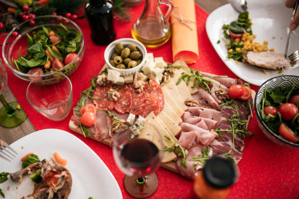 plaque avec le fromage et la viande sur la table à manger - candle meat turkey holiday photos et images de collection