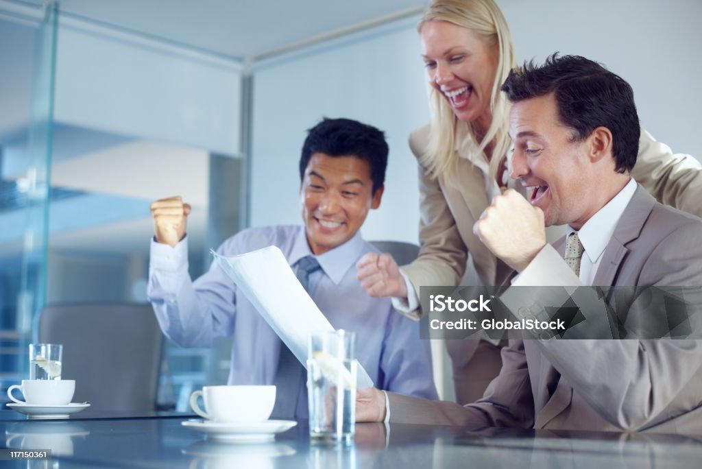 Colegas sonriendo y clenching fists de emociones - Foto de stock de 30-39 años libre de derechos