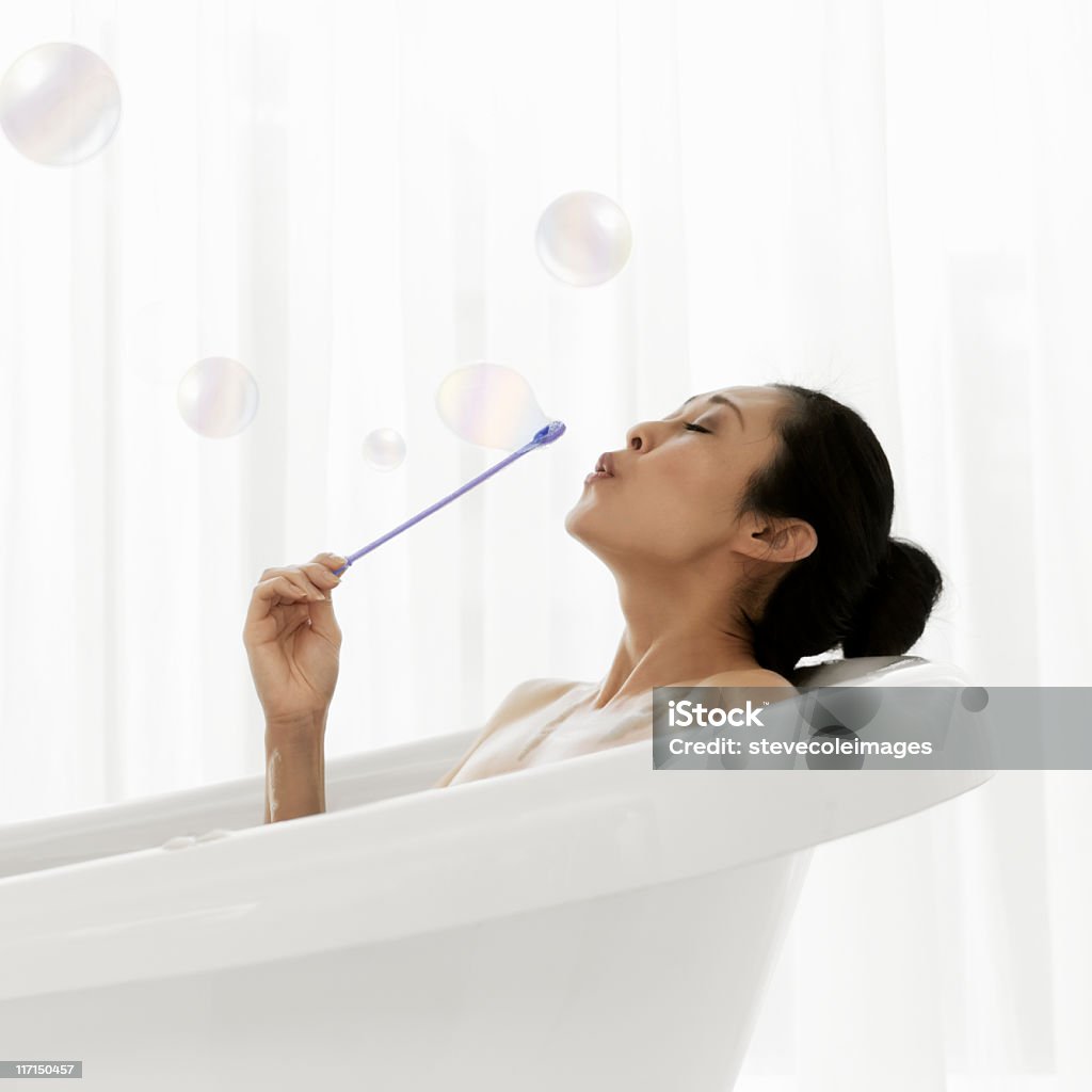 Woman 吹くで泡のバスルーム - 女性のロイヤリティフリーストックフォト