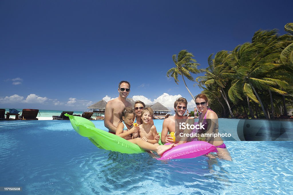 Glückliche Familie im pool auf der tropischen Insel - Lizenzfrei Familie Stock-Foto