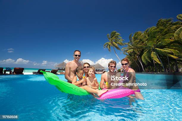 Glückliche Familie Im Pool Auf Der Tropischen Insel Stockfoto und mehr Bilder von Familie