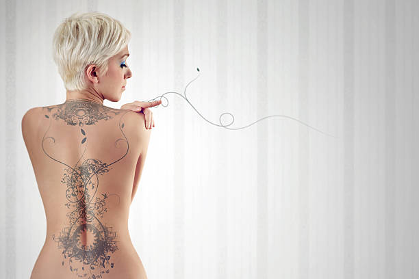 desnudo mujer con gran tatuaje en la espalda - tattoo women back rear view fotografías e imágenes de stock