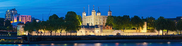 torre de londres iluminado rio tamisa panorama do castelo - local landmark international landmark middle ages tower of london imagens e fotografias de stock