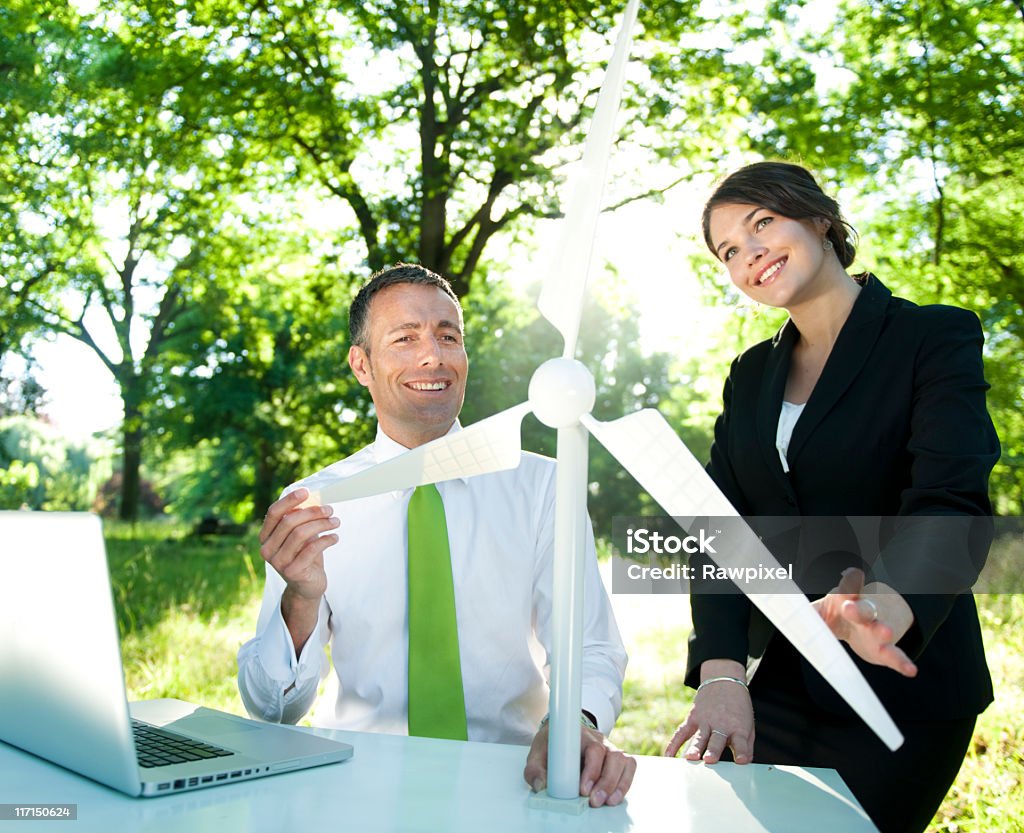 Environmentaly di uomini d'affari che lavorano all'aperto. - Foto stock royalty-free di Concetti