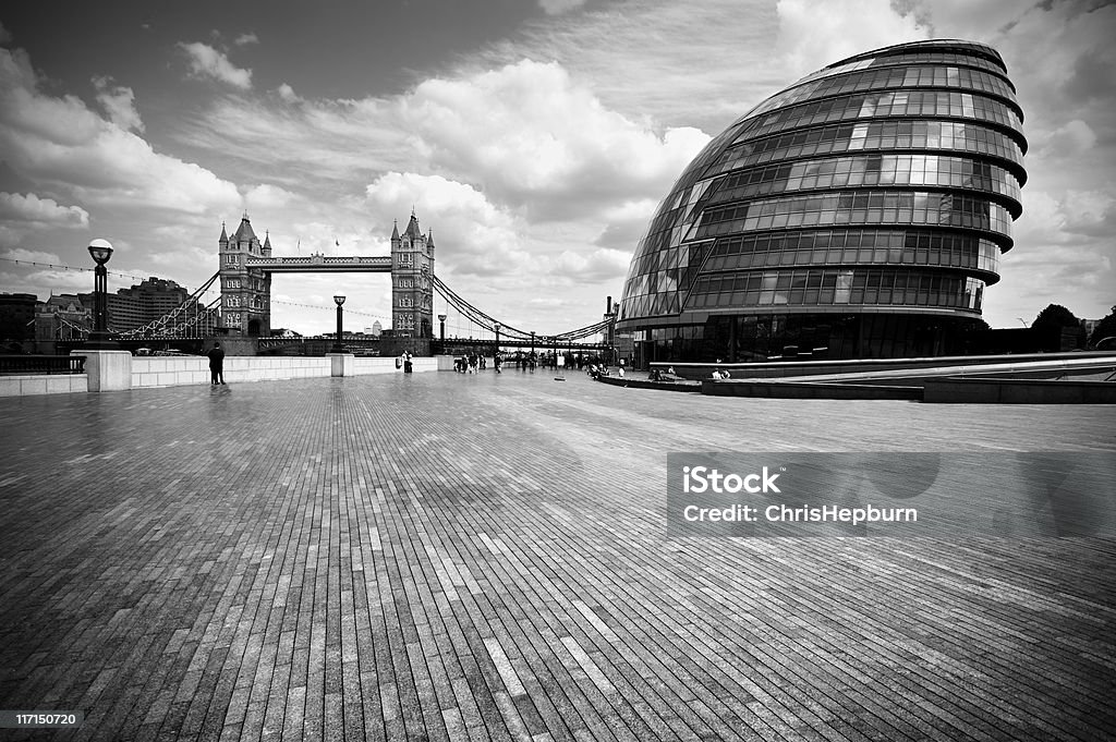 City Hall y Tower Bridge, Londres - Foto de stock de Blanco y negro libre de derechos