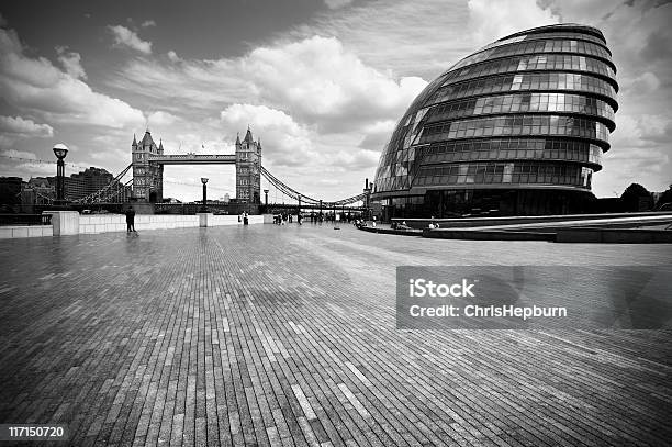 Photo libre de droit de Hôtel De Ville Et Le Tower Bridge Londres banque d'images et plus d'images libres de droit de Image en noir et blanc - Image en noir et blanc, Architecture, Bâtiment vu de l'extérieur