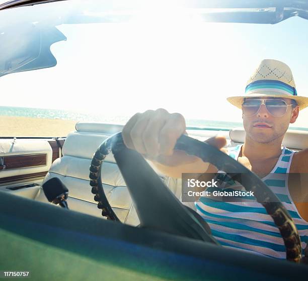 Smart Young Man Conducir Su Convertible Car En La Playa Foto de stock y más banco de imágenes de Cielo