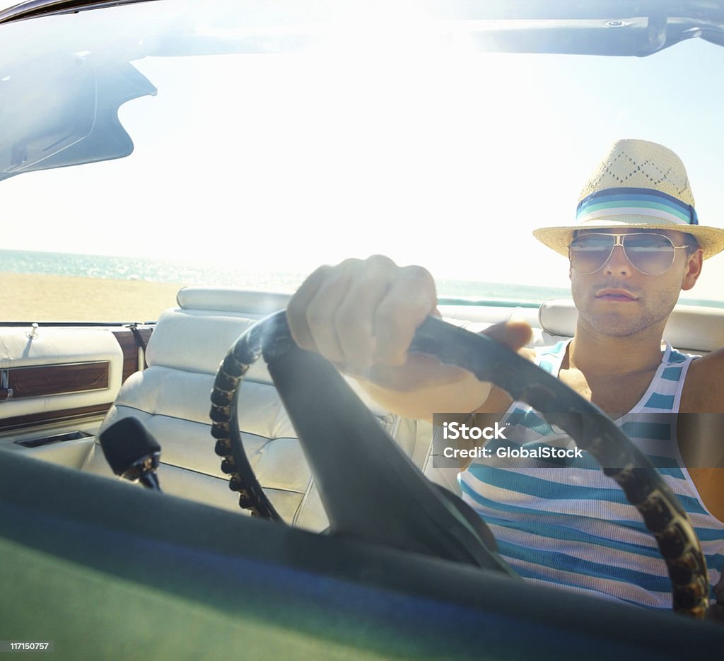 Élégant jeune homme au volant de sa voiture décapotable voiture sur la plage - Photo de Ciel libre de droits