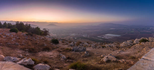 morgensicht auf morgendliche sonne vom mount precipice auf einem nahe gelegenen tal in der nähe von nazareth in israel - nazareth israel stock-fotos und bilder