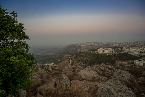 morgensicht auf morgendliche sonne vom berg precipice auf nazareth stadt und ein nahe gelegenes tal in der nähe von nazareth in israel - nazareth israel stock-fotos und bilder