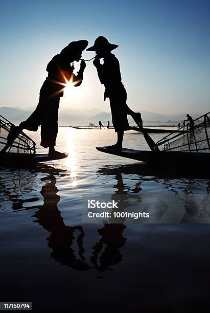 Pescatori Myanmar - Fotografie stock e altre immagini di Persone - Persone, Sagoma - Controluce, Acqua