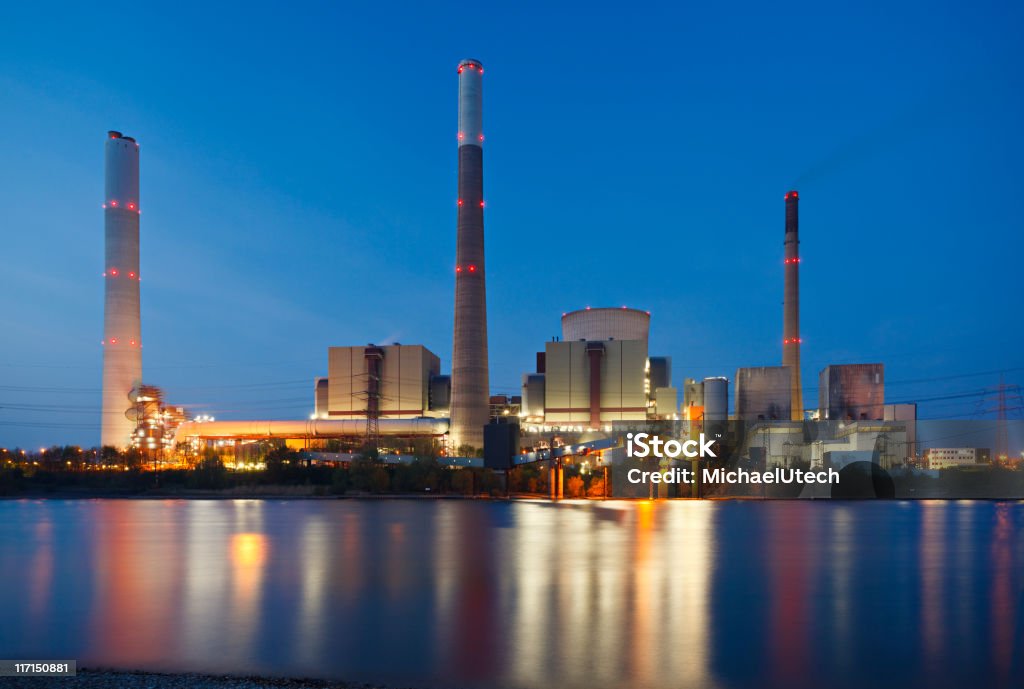 Coal Kraftwerk am Fluss - Lizenzfrei Abenddämmerung Stock-Foto