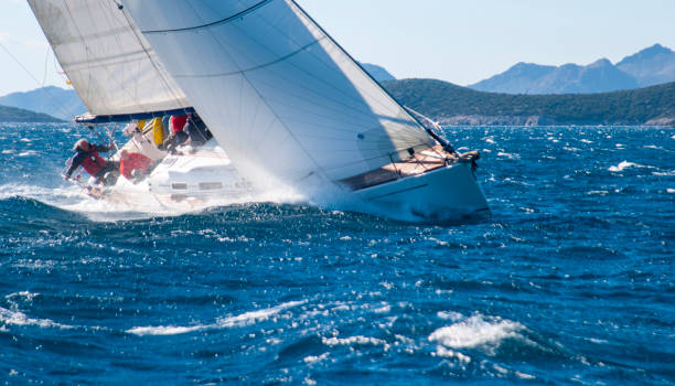 velero en carrera - sailboat race fotografías e imágenes de stock